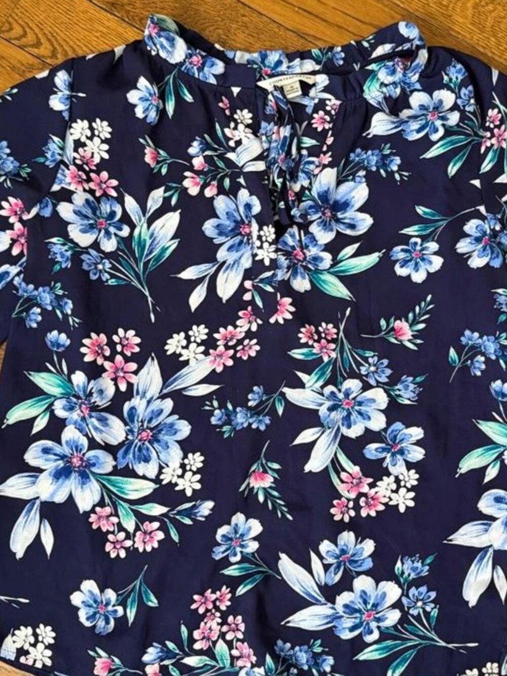 Counterparts women’s Navy blue floral print long sleeve top with tie detail. Siz